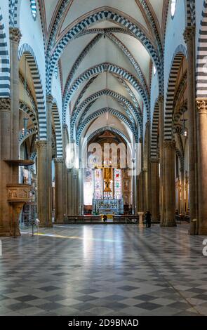 Firenze, Italia - 13 febbraio 2019: Basilica di Santa Maria Novella, la navata principale Foto Stock