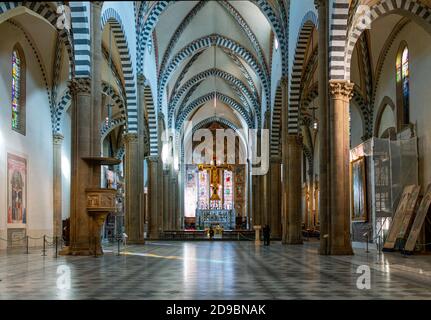 Firenze, Italia - 13 febbraio 2019: Basilica di Santa Maria Novella, la navata principale Foto Stock