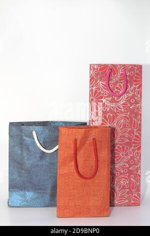 Sacchetti di carta fatti a mano di vari formati e colori Foto Stock
