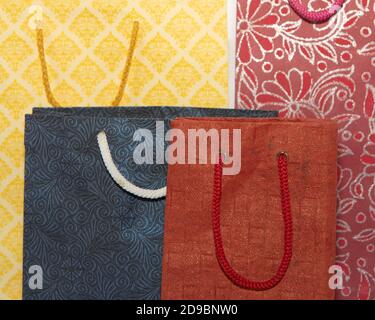 Sacchetti di carta fatti a mano di vari formati e colori Foto Stock