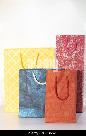 Sacchetti di carta fatti a mano di vari formati e colori Foto Stock