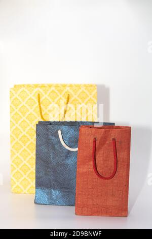 Sacchetti di carta fatti a mano di vari formati e colori Foto Stock