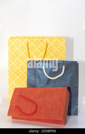 Sacchetti di carta fatti a mano di vari formati e colori Foto Stock
