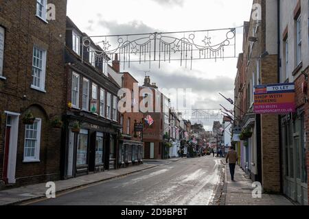 Eton, Windsor, Berkshire, 2 novembre 2020. Una giornata tranquilla a Eton High Street ha molte persone che rimangono a casa prima del secondo blocco. L'Inghilterra sta tornando in blocco per un mese da giovedì 5 novembre che si sposta nel più alto allarme Covid. Il governo ha adottato queste misure a causa del grande aumento dei casi positivi di Covid-19 e del crescente numero di decessi correlati al Coronavirus. Credito: Maureen McLean/Alamy Foto Stock