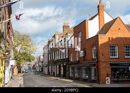 Eton, Windsor, Berkshire, 2 novembre 2020. Una giornata tranquilla a Eton High Street ha molte persone che rimangono a casa prima del secondo blocco. L'Inghilterra sta tornando in blocco per un mese da giovedì 5 novembre che si sposta nel più alto allarme Covid. Il governo ha adottato queste misure a causa del grande aumento dei casi positivi di Covid-19 e del crescente numero di decessi correlati al Coronavirus. Credito: Maureen McLean/Alamy Foto Stock