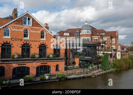 Eton, Windsor, Berkshire, 2 novembre 2020. Al Cote Brasserie di Eton non c'era ristorante all'aperto a causa del freddo, tuttavia alcuni clienti stavano sfruttando al massimo i pasti prima che l'Inghilterra tornasse nella seconda lockdown Covid-19 da giovedì 5 novembre 2020 a seguito del grande aumento dei casi positivi di Covid-19. Credito: Maureen McLean/Alamy Foto Stock