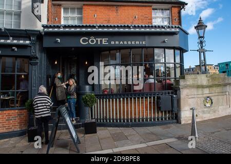 Eton, Windsor, Berkshire, 2 novembre 2020. Al Cote Brasserie di Eton non c'era ristorante all'aperto a causa del freddo, tuttavia alcuni clienti stavano sfruttando al massimo i pasti prima che l'Inghilterra tornasse nella seconda lockdown Covid-19 da giovedì 5 novembre 2020 a seguito del grande aumento dei casi positivi di Covid-19. Credito: Maureen McLean/Alamy Foto Stock