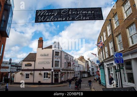 Eton, Windsor, Berkshire, 2 novembre 2020. Le luci di Natale sono in Eton High Street, ma i tempi difficili sono ancora avanti per i rivenditori, come l'Inghilterra sta tornando in blocco per un mese da Giovedi 5 novembre, passando al più alto allarme Covid. Il governo ha adottato queste misure a causa del grande aumento dei casi positivi di Covid-19 e del crescente numero di decessi correlati al Coronavirus. Credito: Maureen McLean/Alamy Foto Stock