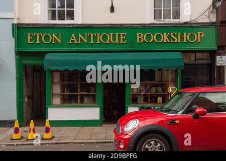 Eton, Windsor, Berkshire, 2 novembre 2020. L'Eton Antique Bookshop è stato utilizzato per le riprese di oggi a Eton High Street. L'Inghilterra sta tornando in blocco per un mese da giovedì 5 novembre che si sposta nel più alto allarme Covid. Il governo ha adottato queste misure a causa del grande aumento dei casi positivi di Covid-19 e del crescente numero di decessi correlati al Coronavirus. Credito: Maureen McLean/Alamy Foto Stock