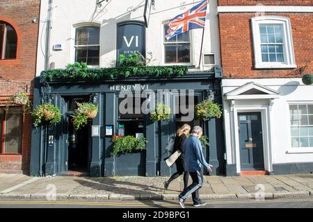 Eton, Windsor, Berkshire, 2 novembre 2020. Il pub Henry VI in Eton High Street. L'Inghilterra sta tornando in blocco per un mese da giovedì 5 novembre che si sposta nel più alto allarme Covid, tuttavia, i pub saranno autorizzati a servire cibo da togliere. Il governo ha adottato queste misure a causa del grande aumento dei casi positivi di Covid-19 e del crescente numero di decessi correlati al Coronavirus. Credito: Maureen McLean/Alamy Foto Stock