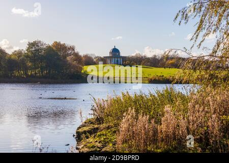 Una vista panoramica del Tempio di Minerva attraverso il lago in Hardwick Park,Sedgefield, Co.Durham,Inghilterra Foto Stock