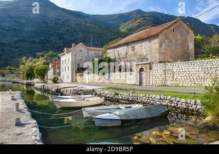 Case in pietra nel villaggio di Muo, con barche, Baia di Cattaro, Montenegro di Flavia Brilli Foto Stock