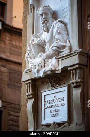 Arezzo, 2020 ottobre 30: Statua in marmo di Giorgio Vasari, sulle pareti dell'omonima Loggia. Foto Stock