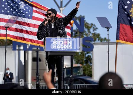 Il rapper Tauheed Epps aka 2 Chainz suona prima che il presidente Barack Obama parli al raduno drive-in alla vigilia delle elezioni per uscire il voto per Joe Biden, Jon Ossoff e Raphael Warnock il 2 novembre 2020 ad Atlanta, Georgia Credit: Sanjeev Singhal/The News Access Foto Stock