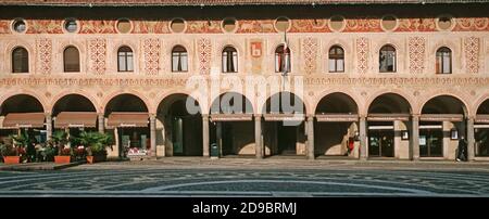 Vista panoramica dei portici di Piazza Ducale a Vigevano Lombardia Italia Foto Stock