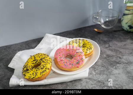 Deliziosa torta ricoperta di glassa e cioccolato Foto Stock