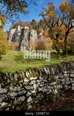 Chiusi della Verna, Arezzo, 2020 ottobre 30: Suggestiva veduta del Santuario Francescano di la Verna. Paesaggio di colore autunnale (fogliame). Foto Stock