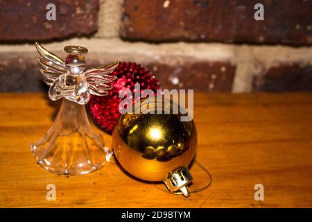 Natale ancora vita, composto da un angolo di vetro e due baubles Natale su una superficie di legno Foto Stock