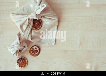 Natale furoshiki wrapping. Regalo di natale etico. Foto Stock