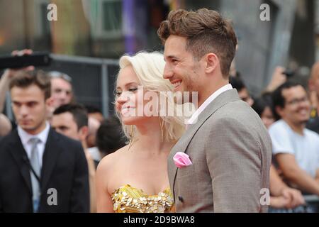 Kimberly Wyatt e Max Rogers partecipano alla prima mondiale di Wolverine UK, all'Empire Cinema di Leicester Square a Londra. 16 luglio 2013 © Paul Treadway Foto Stock