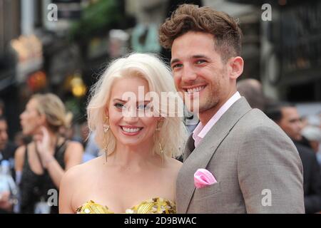 Kimberly Wyatt e Max Rogers partecipano alla prima mondiale di Wolverine UK, all'Empire Cinema di Leicester Square a Londra. 16 luglio 2013 © Paul Treadway Foto Stock