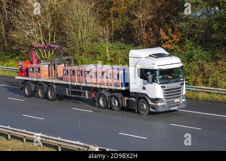 Trasporti, autocarri con caricatore basso, veicoli pesanti, trasporti, autocarri, cargo, veicoli Scania, industria europea del trasporto commerciale HGV, M61 a Manchester, Regno Unito Foto Stock