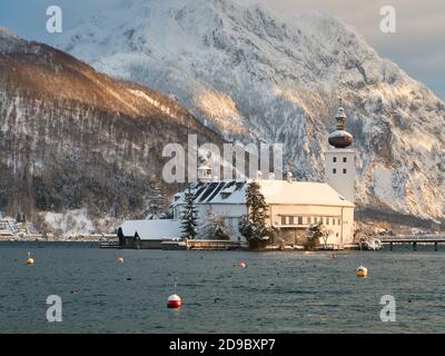 Vista sul castello Schloss Ort sul lago Traunsee Foto Stock