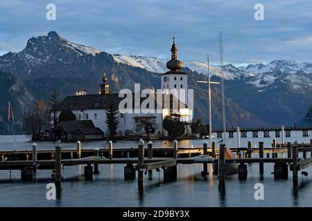 Vista sul castello Schloss Ort sul lago Traunsee Foto Stock