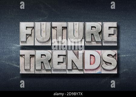 future tendenze parola fatta da letterpress metallizzato su jeans scuri sfondo Foto Stock