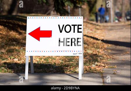 Un segno elettorale di Minneapolis del 2020 con una freccia rossa indicare un posto di voto di vicinato durante le elezioni presidenziali Foto Stock