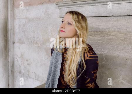 Bella ragazza seduta su una panchina e pensando a Venezia, Italia Foto Stock