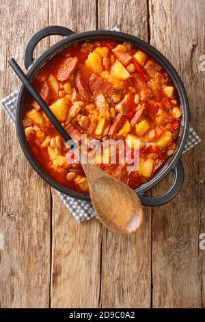 Il locro è un piatto argentino tradizionale di verdure e diversi tipi di carne da vicino in un piatto sul tavolo. Vista dall'alto verticale Foto Stock
