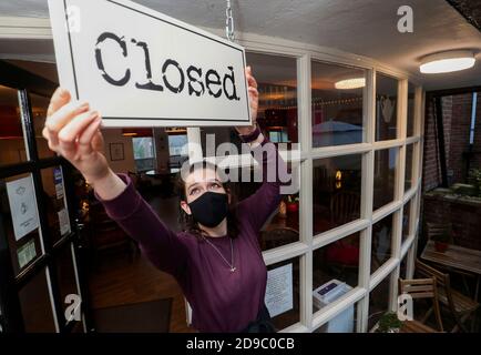 Harriet Henry, direttore della Tea Room a Knutsford, appende un cartello chiuso fuori dal suo caffè, davanti a un blocco nazionale per l'Inghilterra da giovedì. Foto Stock