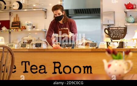 Harriet Henry, direttore della Tea Room di Knutsford, libera le torte dal suo caffè, prima di un blocco nazionale per l'Inghilterra da giovedì. Foto Stock