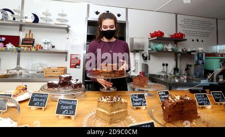 Harriet Henry, direttore della Tea Room di Knutsford, libera le torte dal suo caffè, prima di un blocco nazionale per l'Inghilterra da giovedì. Foto Stock