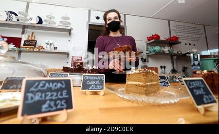 Harriet Henry, direttore della Tea Room di Knutsford, libera le torte dal suo caffè, prima di un blocco nazionale per l'Inghilterra da giovedì. Foto Stock