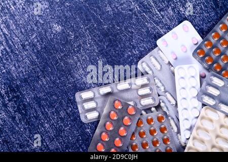 Raccolta di farmaci da prescrizione in blister su un blu sfondo testurizzato Foto Stock