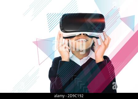 studentessa afroamericana che usa una cuffia per la realtà virtuale isolata su un'illustrazione geometrica bianca Foto Stock