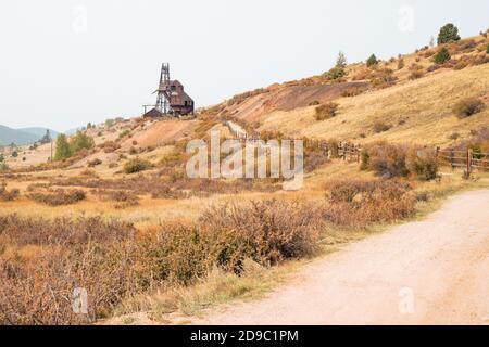 Inizio del sentiero Vindicator Valley Mine, un campo d'oro che conduce a miniere abbandonate. Theresa Mine in lontananza Foto Stock