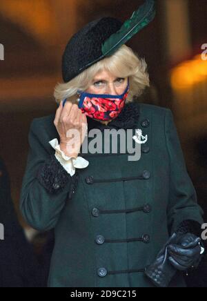 La Duchessa di Cornovaglia, patrono della fabbrica del papavero, indossando una maschera ricoperta di papavero, durante una visita al campo della memoria, nel suo 92° anno, all'Abbazia di Westminster a Londra, in vista del giorno dell'armistizio. Foto Stock