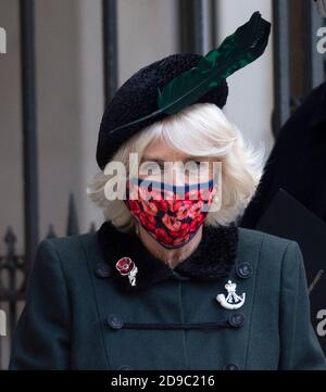 La Duchessa di Cornovaglia, patrono della fabbrica del papavero, indossando una maschera ricoperta di papavero, durante una visita al campo della memoria, nel suo 92° anno, all'Abbazia di Westminster a Londra, in vista del giorno dell'armistizio. Foto Stock