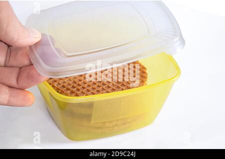 La mano di una donna chiude la scatola del pranzo con frutta, cibo sano, fuoco selettivo Foto Stock