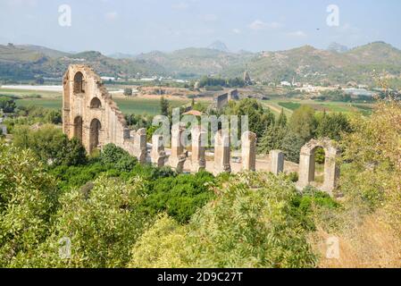 Mostra uno dei teatri romani meglio conservati del mondo, e uno splendido acquedotto romano. Acquedotti nell'antica città di Aspendos in Ant Foto Stock