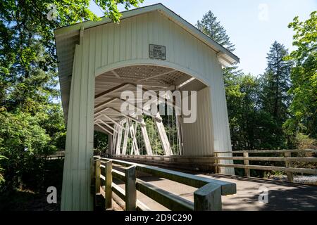Il Short Bridge, uno storico ponte coperto vicino a Cascadia Oregon nella Willamette National Forest Foto Stock