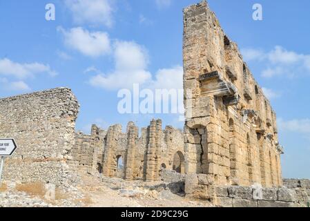 Aspendos era un'antica città greco-romana ad Antalya. Famoso punto di riferimento storico della Turchia. Fondata nel V secolo a.C. Grande Basilica. Tempio, Cist Foto Stock