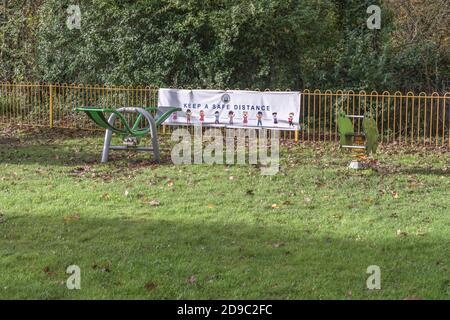 UK Covid 'Keep Your Distance' nell'area giochi per bambini di Lostwithiel Town, dopo il blocco UK Covid-19 quando l'area è stata chiusa. Per le restrizioni Covid. Foto Stock