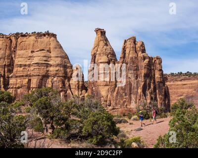 Escursionisti sul Monument Canyon Trail, Colorado National Monument vicino a Grand Junction, Colorado Foto Stock