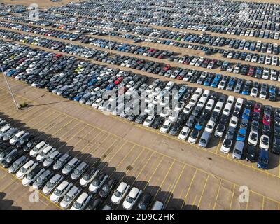 Foto aerea di auto parcheggiate in un parcheggio a file strutturato noleggio auto nuova industria di produzione Foto Stock