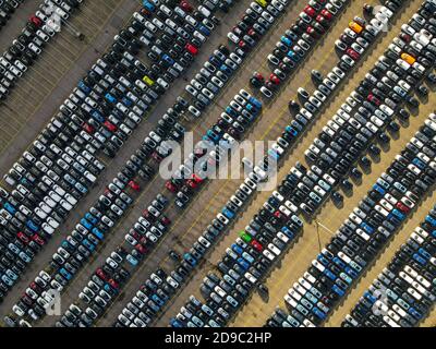 Foto aerea di auto parcheggiate in un parcheggio a file strutturato noleggio auto nuova industria di produzione Foto Stock