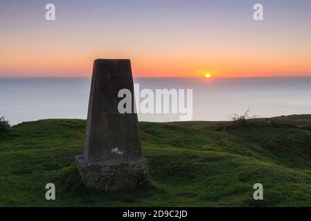 Abbotsbury, Dorset, Regno Unito. 4 novembre 2020. Regno Unito Meteo. Cielo limpido al tramonto visto dal punto di trig sul Castello di Abbotsbury ad Abbotsbury in Dorset alla fine di una fredda e chiara giornata di sole. Picture Credit: Graham Hunt/Alamy Live News Foto Stock